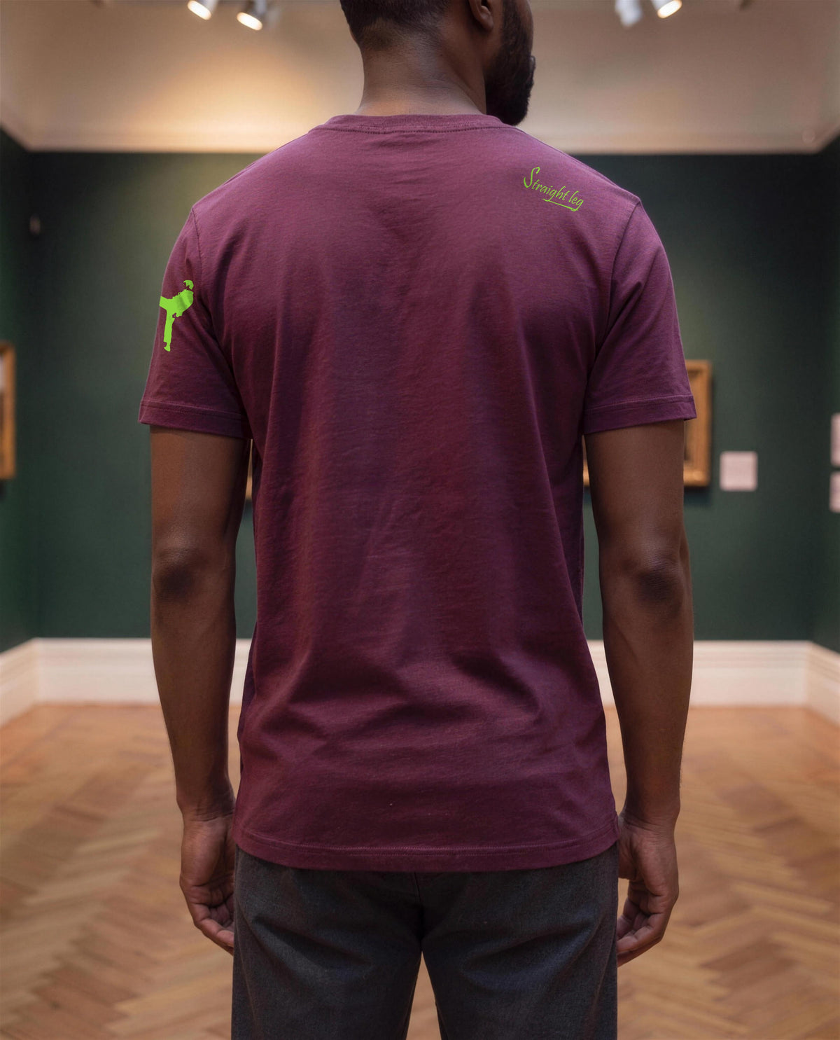 Portrait of a Very Serious Gentleman — t-shirt di spalle, con il logo sulla manica