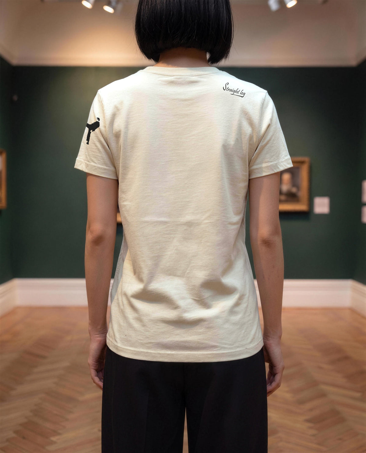 The Rom Baro — t-shirt di spalle, con il logo sulla manica